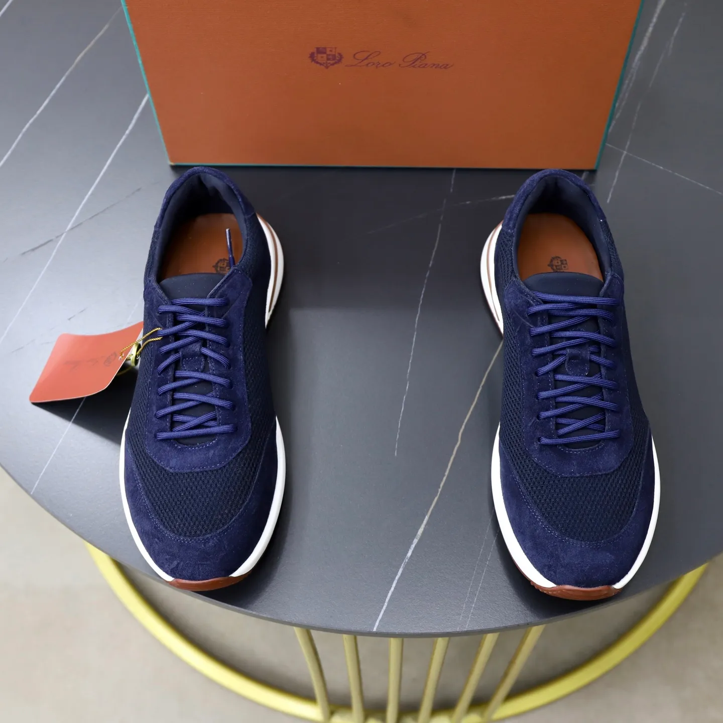 Ex-factory price: 560💰Loro Piana Tennis Walk men’s moral training sneakers! These new textured leather tennis shoes feature an ultra-low-top design for year-round wear and are water-resistant. The wrapped sole creates an effortlessly attractive color combination that harmoniously blends functionality with understated style. The ideal footwear option for urban dressing. The heel is decorated with a soft calfskin tongue with Kummel color inserts and an embossed LP logo. Cotton shoelaces. Material: Upper: Gray woven stitching with cowhide accents! Sole: Rubber lining: Cow leather original rubber sole, excellent foot comfort, complete package! Size: 38-39-40-41-42-43-44 leather shoe size (4546 can be customized)